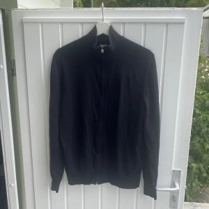 These glory days zip cardigan - Tja, nu säljer jag min snygga zip cardigan från these glory days. Nypris på tröjan är 1100. Det står att tröjan är i l men jag upplever att tröjan är i s och möjligtvis m så passar perfekt dig som är emellan s och m. Har du en fråga så hör av dig/mvh Hugo