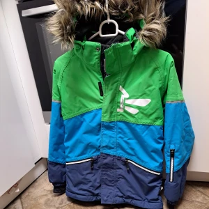 Fin vinterjacka - Jättefin vinterjacka inköpt på Intersport. Avtagbart "pälslurv" man kan även knäppa loss hela luvan. Snölås i midjan. Mycket fin skick. Hör av er om ni funderar på något.