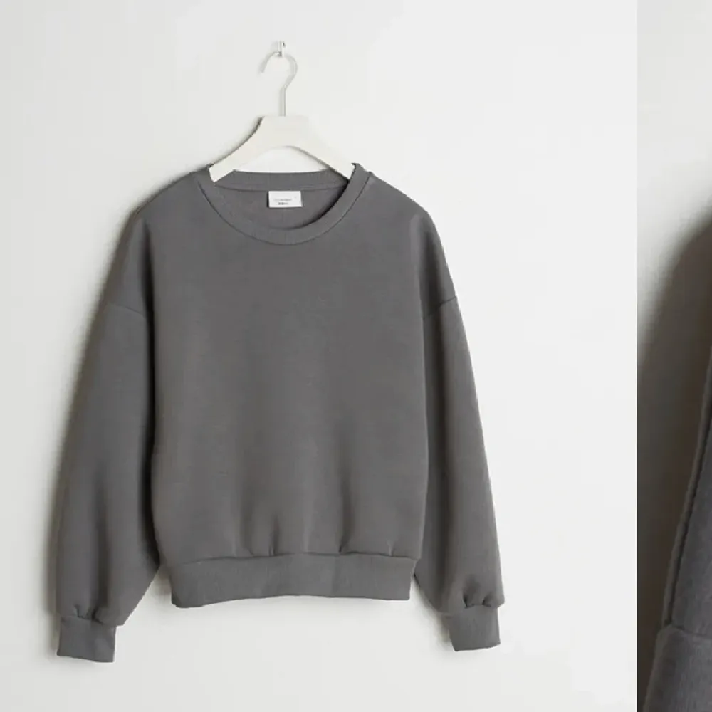 Mörk grå sweatshirt ifrån Gina tricot i storlek S, använd gärna köp nu!. Toppar.