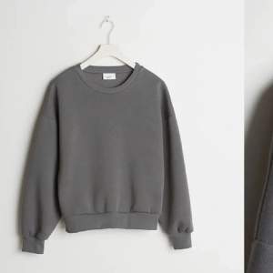 Mörk grå sweatshirt ifrån Gina tricot i storlek S, använd gärna köp nu!