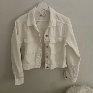 Vit jeansjacka - Vit jeansjacka från Gina i storlek xs💕