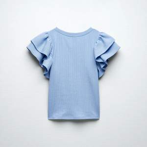 Säljer dennna fina tröjan från zara i str M, använt 1 gång och är i bra skick💕super fin tröja o passar även att S. 