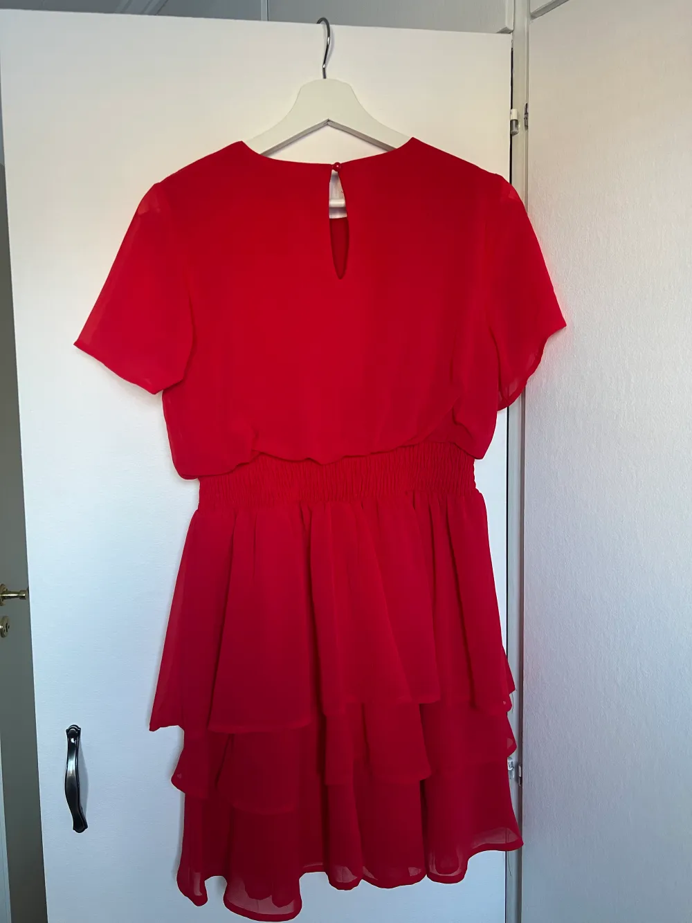 En jättefin röd volangklänning som tyvärr aldrig blivit använd, lappar sitter kvar. . Klänningar.