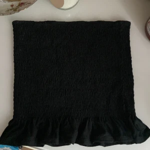 Ärmlös topp med volang - Jättegullig svart topp med volang på slutet. Från H&M