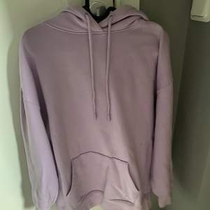 Fin lila hoodie från New Yorker i storlek XS men passar oversized. Priset kan diskuteras, betalas med Swish. Köparen står för frakten
