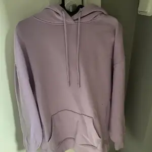 Fin lila hoodie från New Yorker i storlek XS men passar oversized. Priset kan diskuteras, betalas med Swish. Köparen står för frakten