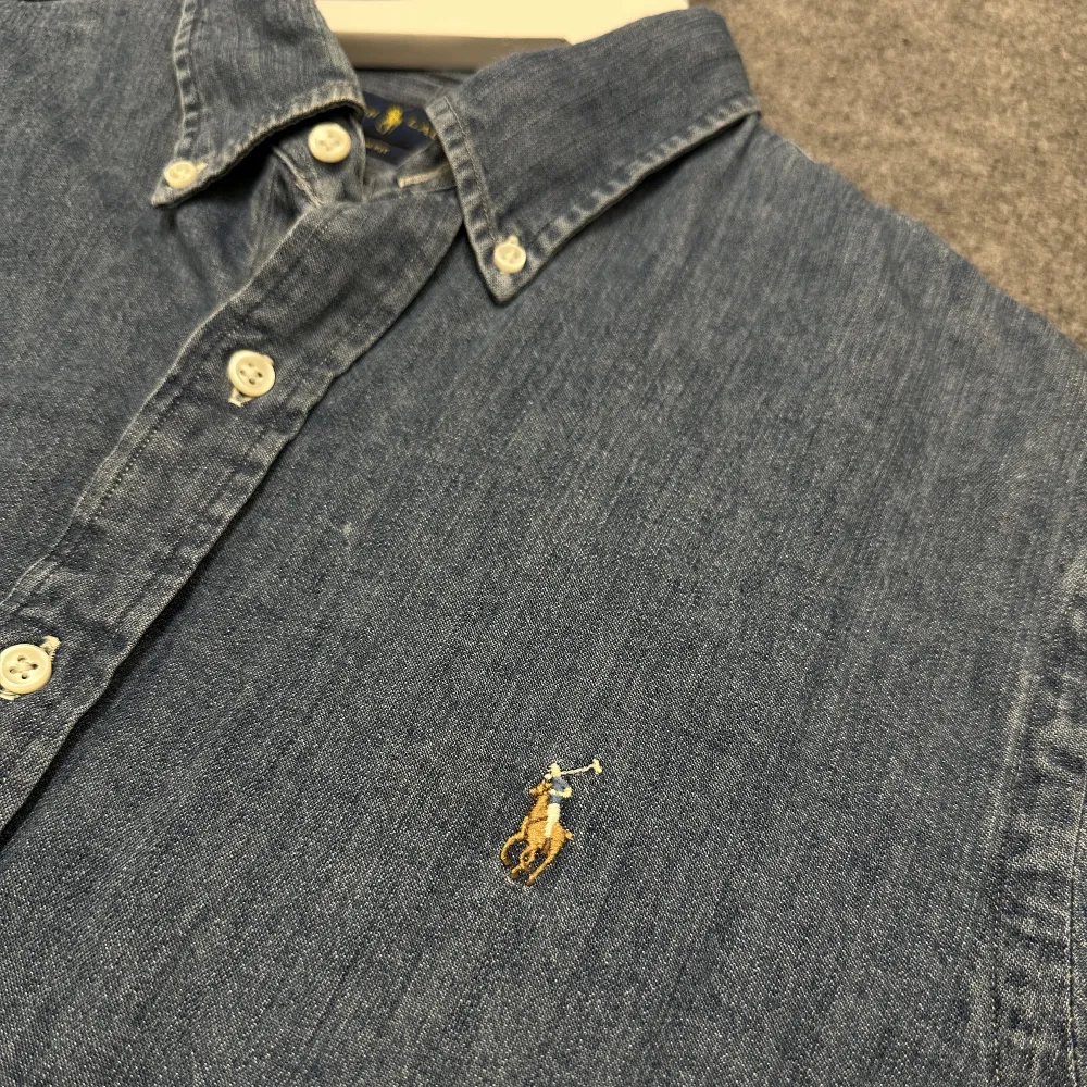 jeans färgad skjorta från ralph lauren, super fint skick.. Skjortor.
