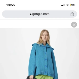 Samsoe Samsoe cardigan - Säljer denna underbara kofta får. Samsoe Samsoe. Helt i nyskick, endast använd 1 gång. Otrolig färg och passform, lite loosefit.  Säljer för 1000 kr. Köpte för över 2000kr och som sagt typ aldrig använd.   Kan skickas eller mötas upp i Göteborg. 