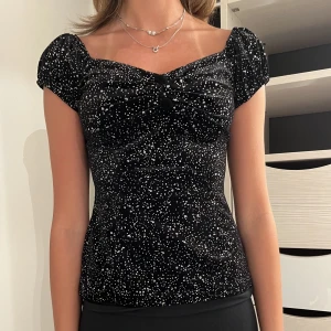 Topp - Så snygg topp i sammets material med silver detaljer, toppen är skriven som storlek xs men passar både Xs till stor S! Går att justera om man vill ha axlarna högre på axeln eller längre ner, inga defekter aldrig använd.