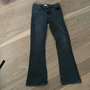 Bootcut jeans (lågmidjade) - Säljer mina lågmidjade svara jeans som är även bootcut. Bra skick sparsamt använda. Köpta på Gina för 400kr  Skriv vid frågor och bilder🩷 Kan tänka mig att gå ner i pris vid snabb affär 🪩 