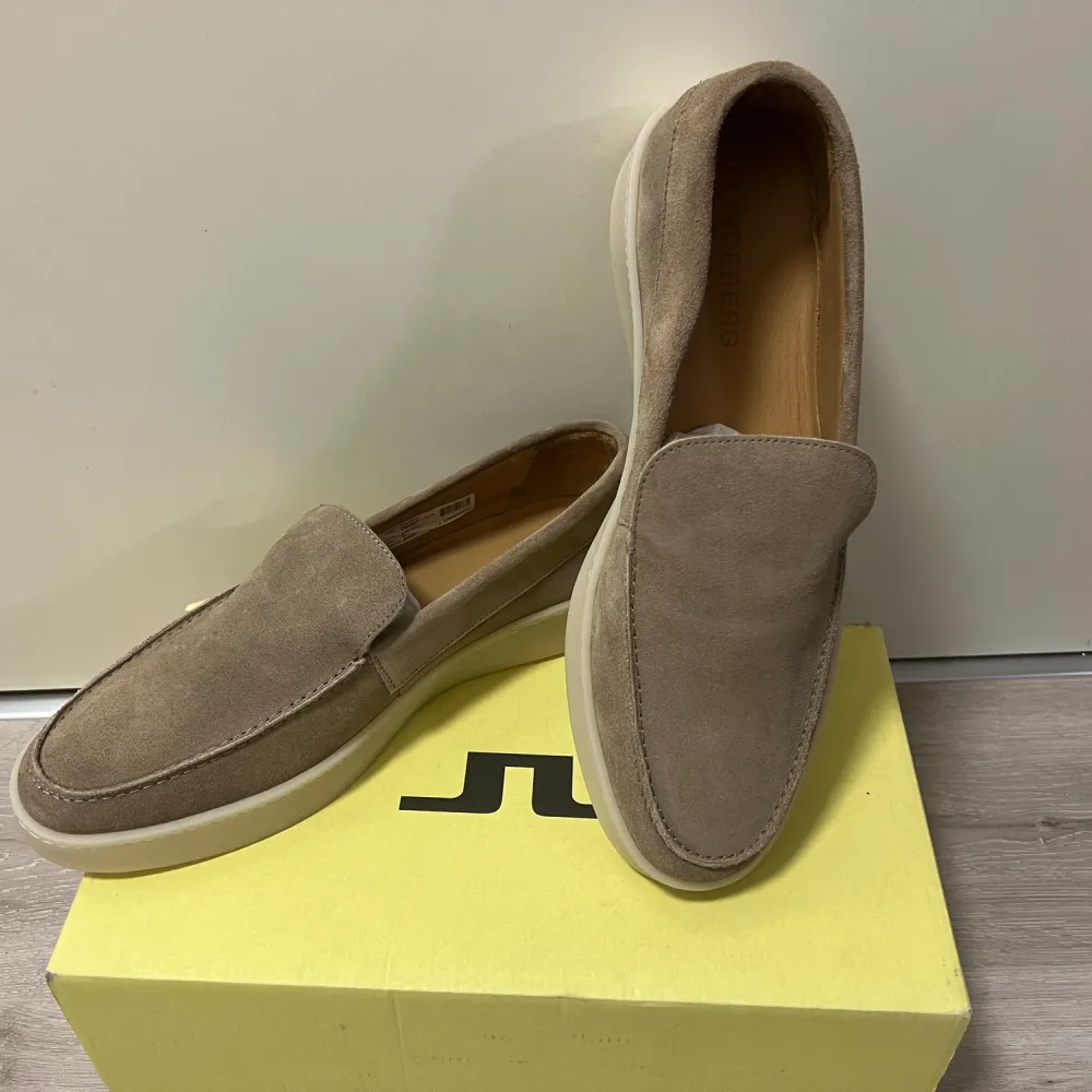 Vico Loafer Sneaker är en modern version av en klassisk loafer och är den perfekta vårskon. Den har en ovandel i mjuk mocka med en sneakerliknande gummisula, så att dina fötter kan ha det bekvämt hela dagen.. Skor.