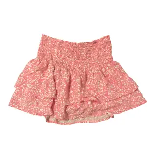 Rosa volang kjol med inbyggda shorts. Köpt på zara. Storlek M, passar S.