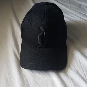 Svart keps - Har faktiskt ibte använt den här men den har stå lite