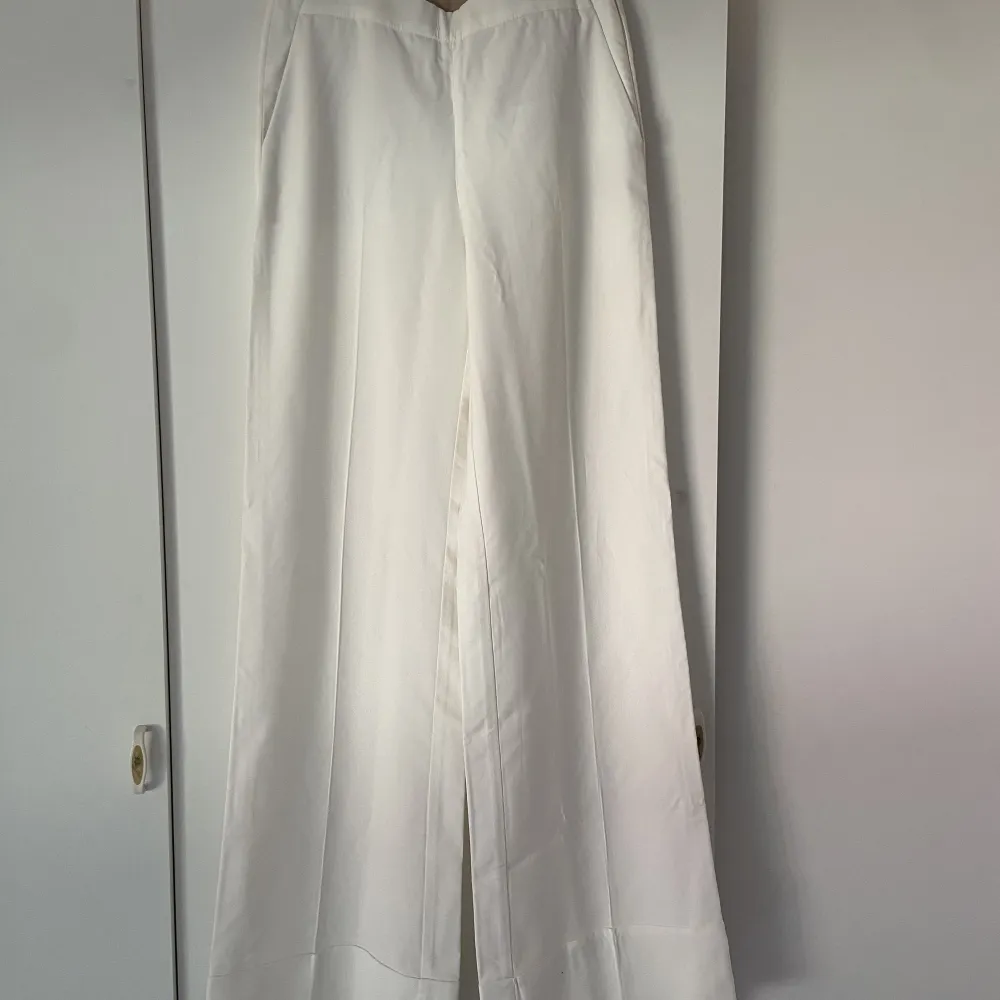 Vita långa tunga kostymbyxor från Massiomodutti. Använda en 1 gång. Mycket bra skicka samt bra kvalitet.  Jag är 175 och de är lite för långa för mig.. Jeans & Byxor.
