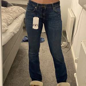 Säljer mina helt nya Low Rise flare jeans från zara då jag har ett par exakt likadana. Lapparna sitter kvar och dem är endast prövade. 💕