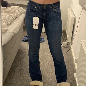 Zara Low Rise flare jeans  - Säljer mina helt nya Low Rise flare jeans från zara då jag har ett par exakt likadana. Lapparna sitter kvar och dem är endast prövade. 💕