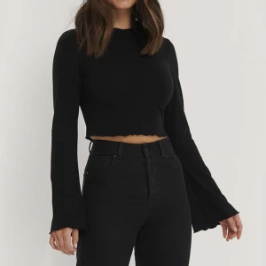 Svart långärmad topp - Säljer denna jättefina topp från NA-KD, i superfint skick och säljer pga flytt🩷