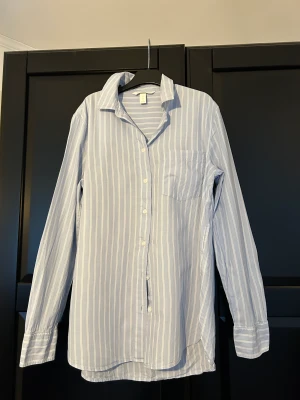 Randig skjorta - Jättesnygg randig skjorta ifrån hm. Stor i storleken och jättesöt på sommaren! 