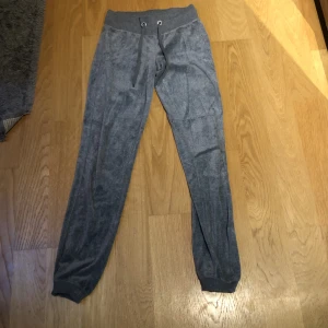 Lågmidjade mjukisbyxor - Jättefina lågmidjade mjukisbyxor ifrån cubus. Det är en liten fläck på vänstra ben som knappast syns och går säkert att tvätta bort.