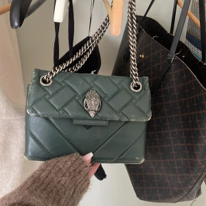 Kurt geiger - Säljer denna Kurt Geiger väska som jag köpte här på plick! Den är väldigt sliten där av priset!❤️❤️pris går att diksutera