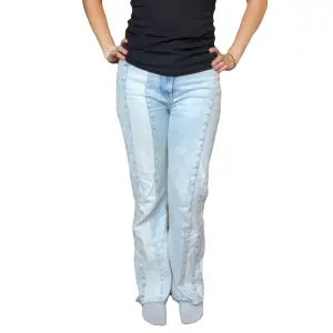 Coola jeans köpta från Zalando🫶 midjemått 40 cm tvärs över, innerbenslängd 80cm💕klicka gärna på köp nu🫶