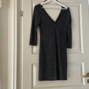 Party klänning  - En svart, glittrig klänning från märket sisters point. Använd endast en gång. 