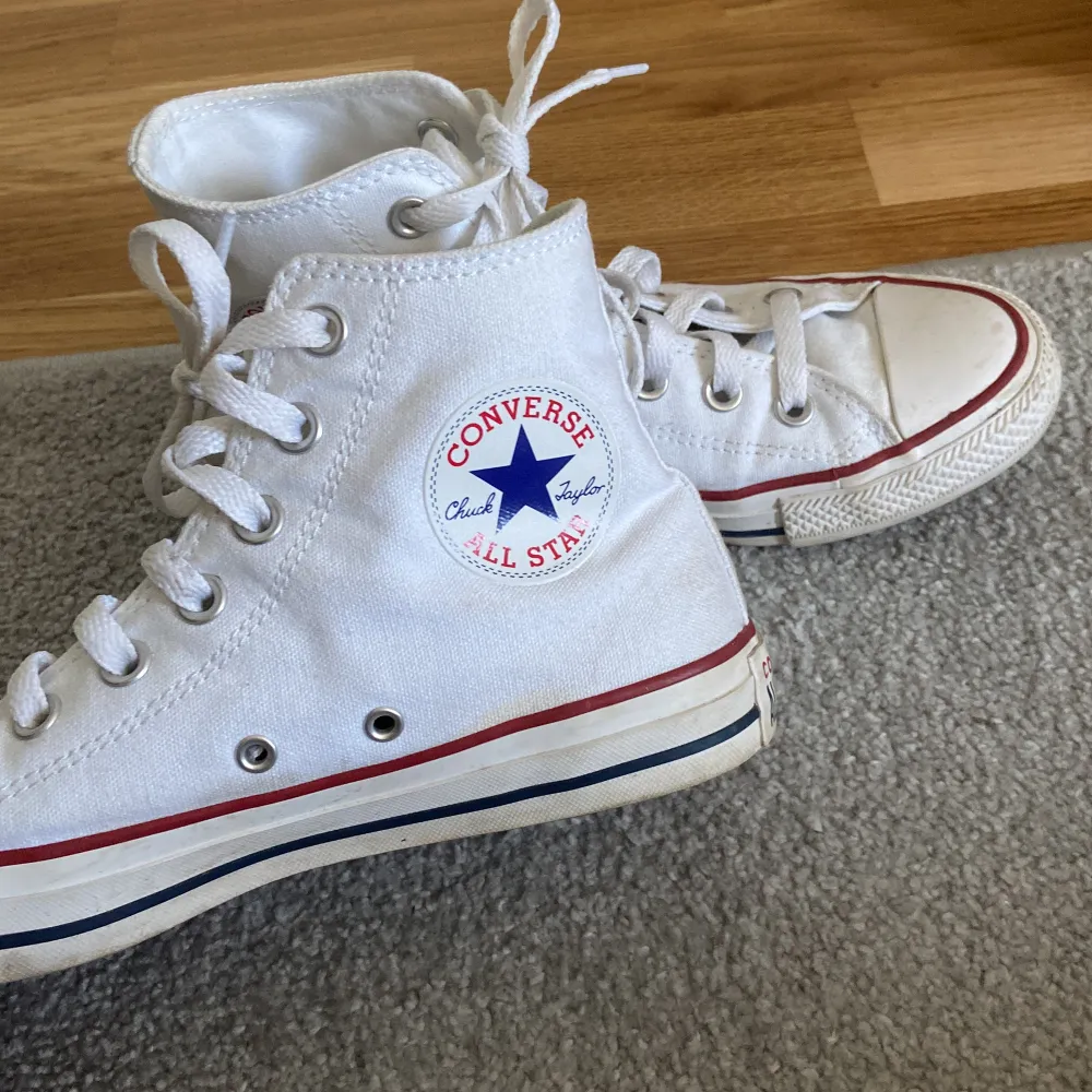 Säljer nu mina vita converse skor i hög model för att de är lite för stora och får ingen användning av de längre. De är lite smutsiga men de går att tvätta bort med vatten, hållt de i väldigt bra skick, anväda endast 5 gånger. Köpt på Zalando pris 1100kr.. Skor.