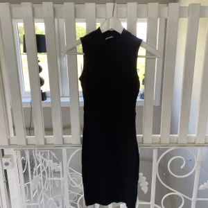 Svart klänning - Svart klänning i bomullsmaterial. Inga ärmar, tight och kortare. 