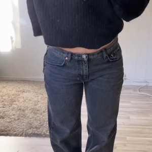 Svarta low waist jeans - Säljer mina svarta low waist jeans från Gina tricot då dem blivit försmå för mig, skriv om ni har några funderingar ⚡️💕 dem är i str 32 och köpte dem för ett halvårs sedan 