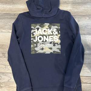 Säljer en jack & jones hoodie. Hoodien är knappt använd och är ser helt ny ut 10/10, (nyskick).  Kontakta för mer information.