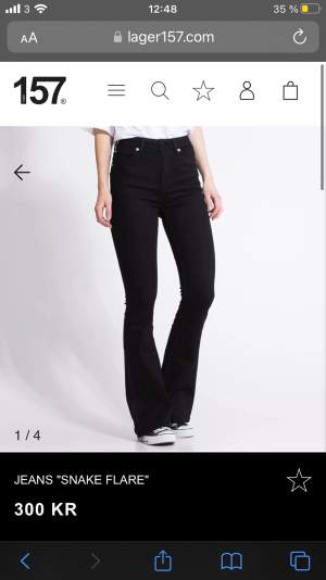 Perfekt att fylla på garderoben med ett par basic svarta botcut jeans!😍 Tar endast Swish och postar så snabbt som möjligt!🤩
