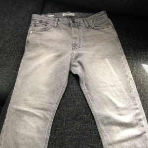 Jack and Jones jeans  - Säljer nu mina Jack and Jones jeans som knappt är använda. Köpte dem för 700 i butik och sitter bra på er som har 30 i byxor 