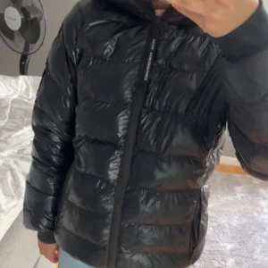 Peak tomic - Superfin och varm peak tomic jacka. Den har inga defekter alls och den är endast använd under en vinter. Säljer då den är lite för stor för mig. Köpte den för 2500kr, kan tänka mig gå ner i pris💞
