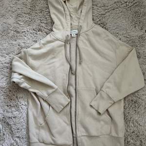 Beige oversized zip up hoodie i storlek xxs. Bara använd några få gånger och i jätte bra skick.