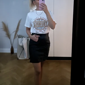 T-shirt med tryck  - En vit T-shirt med tryck på. Storlek Small men oversized.  Aldrig använd. 🌸🩷