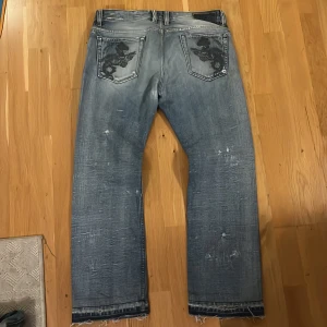 Diesel Jeans - Lite för korta för mig. Snygg design på bakfickorna och najs destressing över hela byxorna. Made in Italy. Pris kan diskuteras.