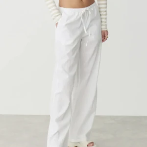 Linnebyxor - Säljer ett par jätte fina linnebyxor frn Gina. Köpta ynglingen och enbart använda ett par ggr. Köpta för 399kr 