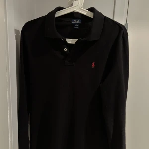 Långärmad piké Ralph Lauren - Hittade i garderoben och den är för liten för mig. Storleken kan variera eftersom den är köpt i USA, Large 14-16 år står det i den. Knappt använt
