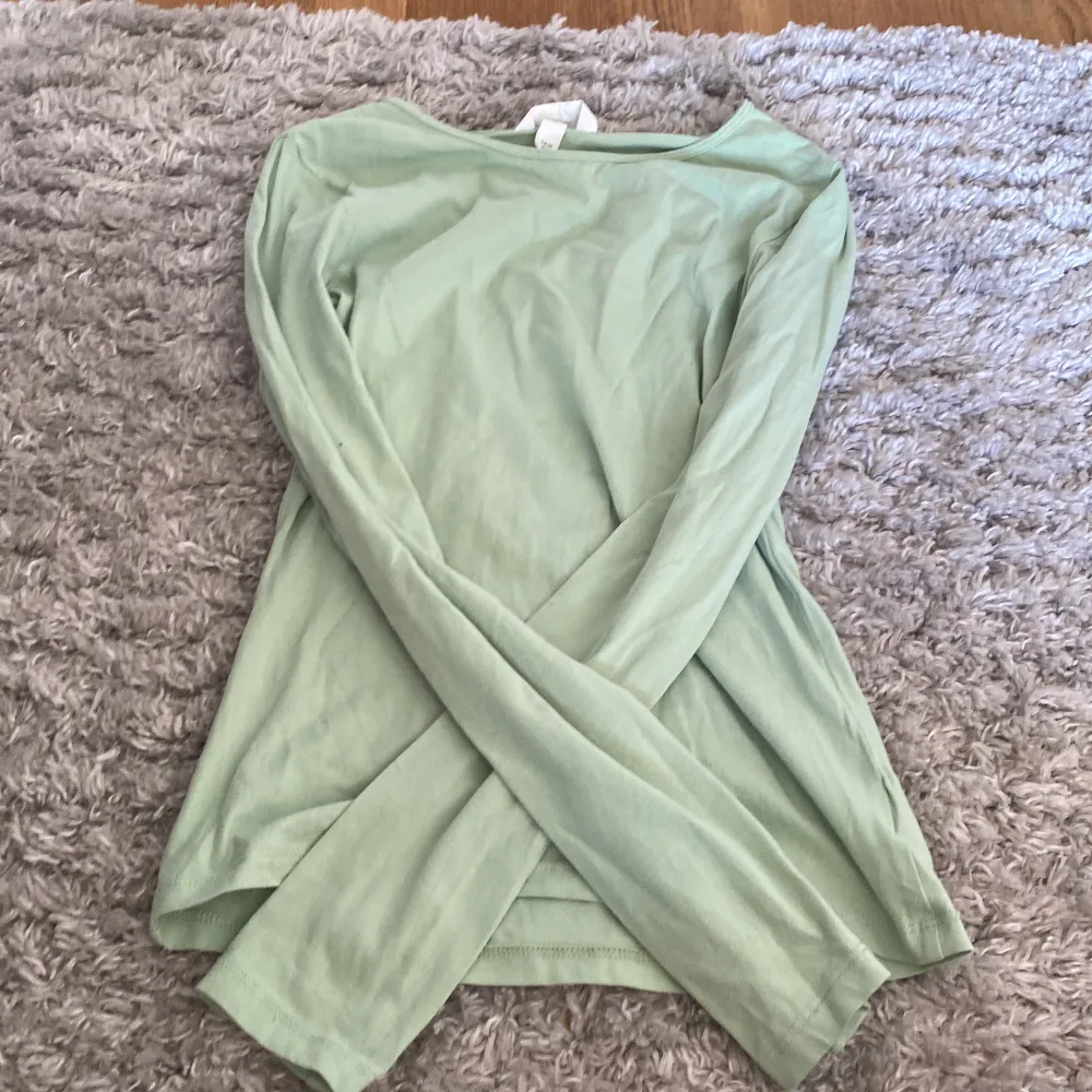 Basic ljusgrön långärmad tröja, den e lite grönare i verkligheten😊 använd bara ett par fåtal ggr så bra skick! ❌ tryck ej på köp nu❌. Toppar.