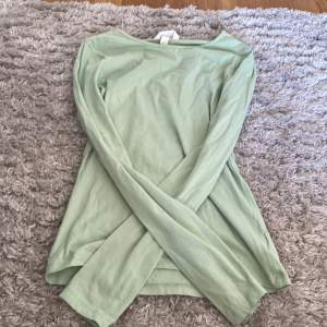 Basic ljusgrön långärmad tröja, den e lite grönare i verkligheten😊 använd bara ett par fåtal ggr så bra skick! ❌ tryck ej på köp nu❌