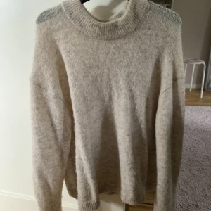 Stickad tröja🫶🏼 - Supergosig stickad tröja från H&M i mohairmix! Nypris 500 kr, mitt pris 300 kr + frakt🫶🏼