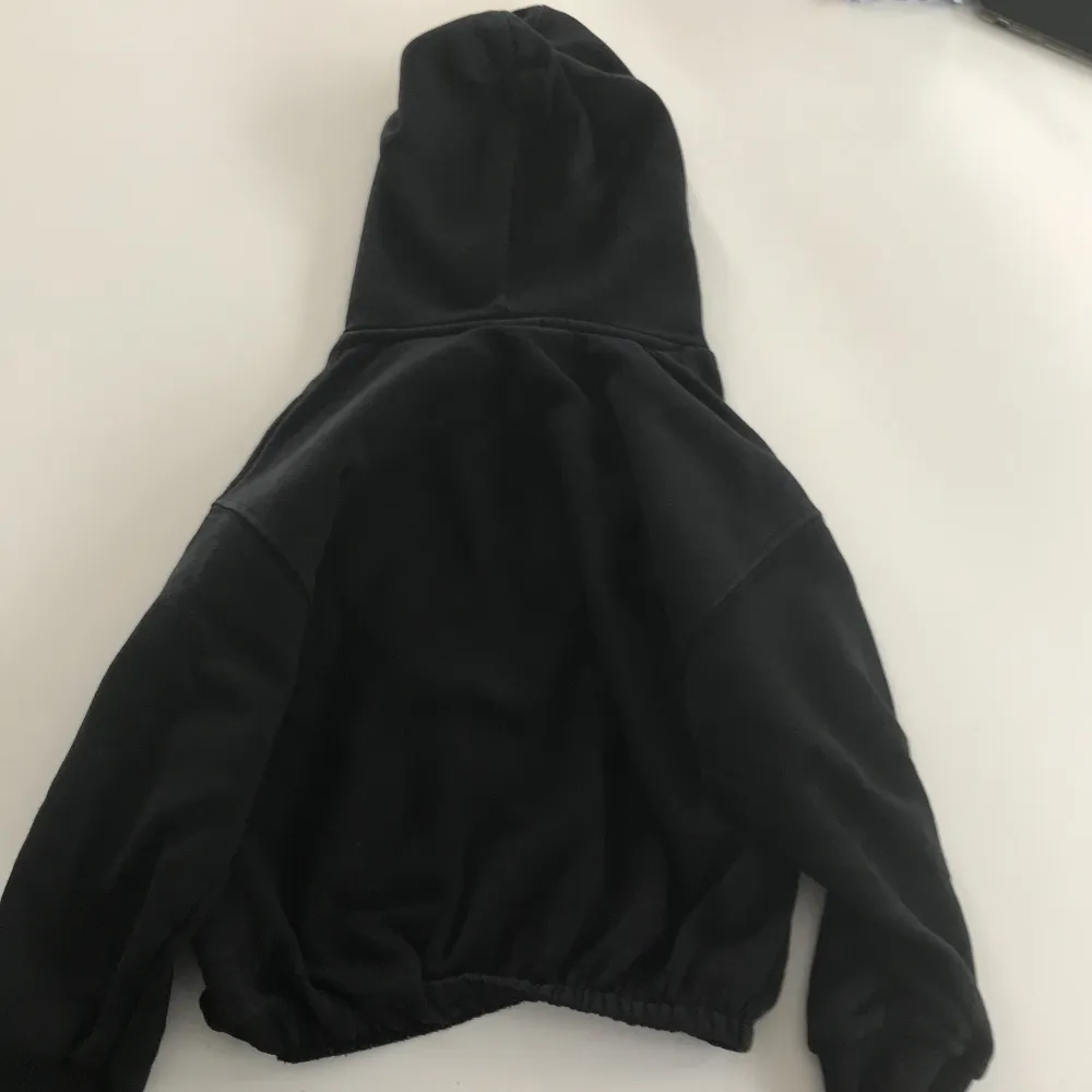 En svart tröja från zara storlek 128. Hoodies.