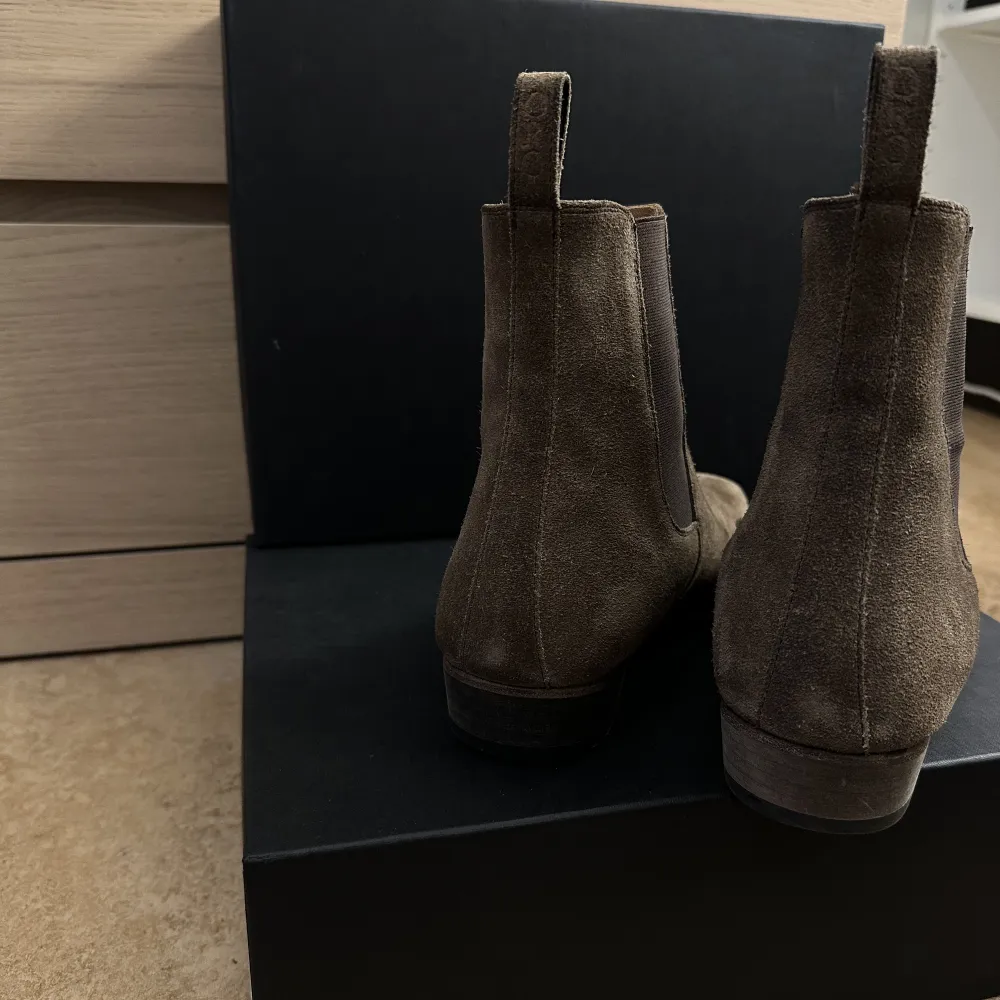 Säljer nu ett par extremt snygga boots i väldigt bra skick! Liknande saint Laurent Skorna är använda extremt lite. Oro Los Angeles bootsen är handgjorda med dem bästa materialen. Utförandet är i alpacka och är i kalvmocka. Skorna är randsydda Nypris: 5750. Skor.