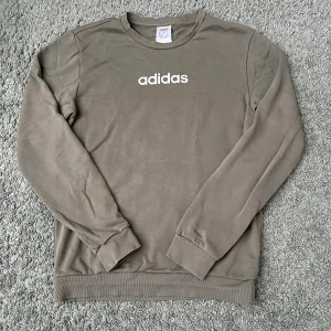 Adidas sweatshirt  - Adidas sweatshirt i storlek S, använd för länge sedan ett par fåtal gånger. Utmärkt skick! Skriv om ni har frågor