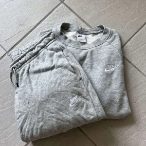 Grått mjukisset NIKE - Grått mjukisset från Nike. Säljs i befintligt skick