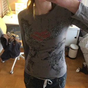 Långärmad tröja - Skitttsnygg tröja som har blivit lite för kort i ärmarna för mig. Pris kan diskuteras men köpt för 220kr från börjano inte använd mycket😍