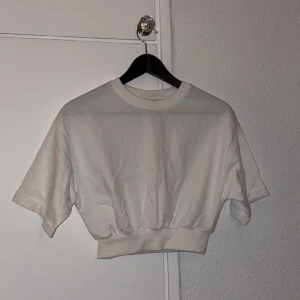 Tröja från hm  - Säljer kortärmad tröja från hm i storlek xs, knappt använd och är i bra skick 