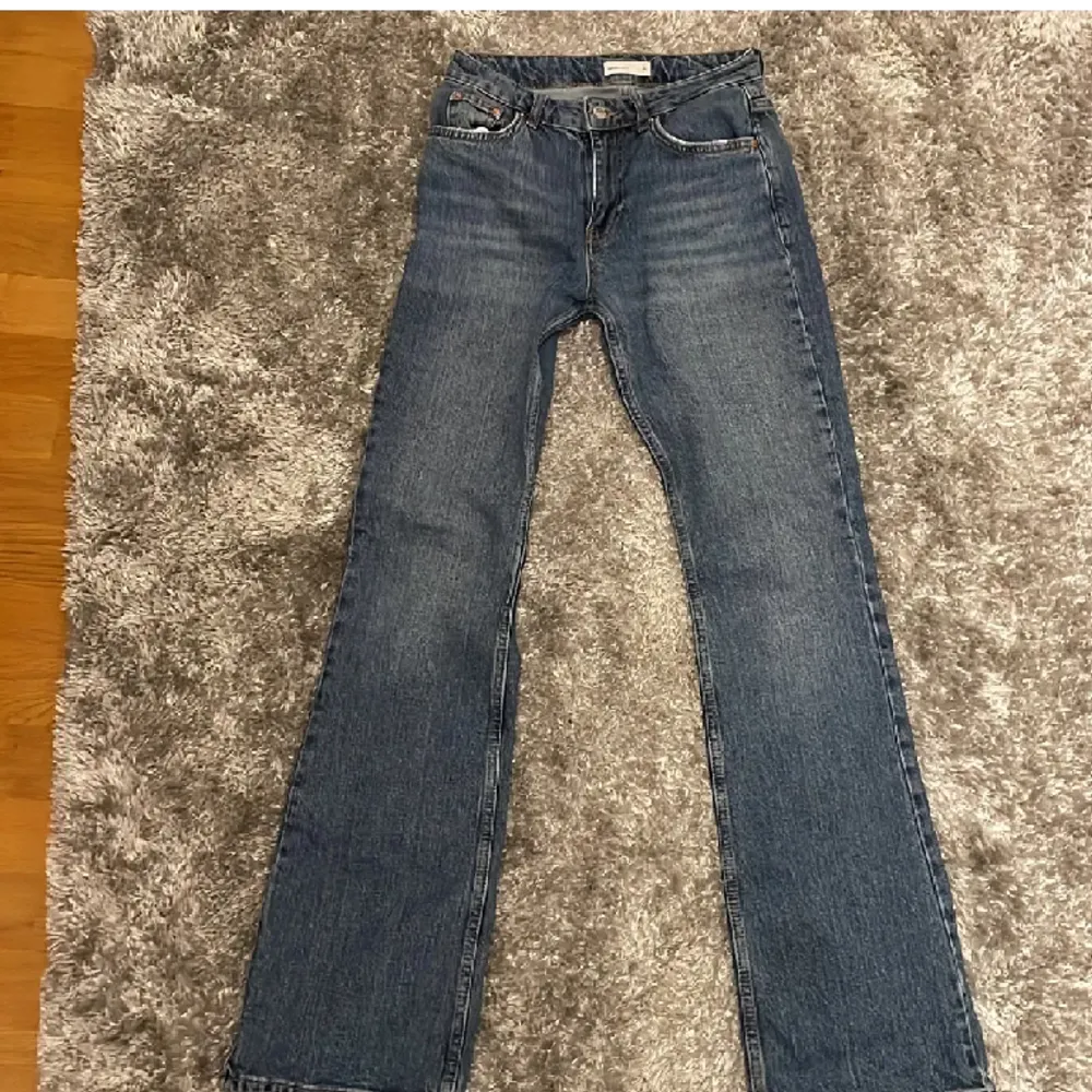 Jättefina blåa gina perfect jeans ord pris 399kr. Tror modellen heter midwaist flare. Ca 38 cm i midjan och 108 cm i längden på utsidan av benet. De är bootcut och midwaist. Säljer för att de är för små i midjan💕. Jeans & Byxor.