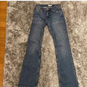 Jättefina blåa gina perfect jeans ord pris 399kr. Tror modellen heter midwaist flare. Ca 38 cm i midjan och 108 cm i längden på utsidan av benet. De är bootcut och midwaist. Säljer för att de är för små i midjan💕