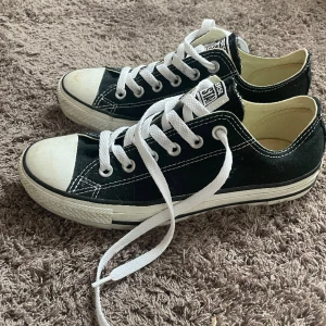 converse  - Låga svarta converse strl 38🙌🏽 använda men i bra skick!! 